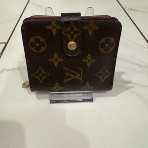 Louis Vuitton Monogram Wallet
-Preloved-
Dollar bill liner has been repainted